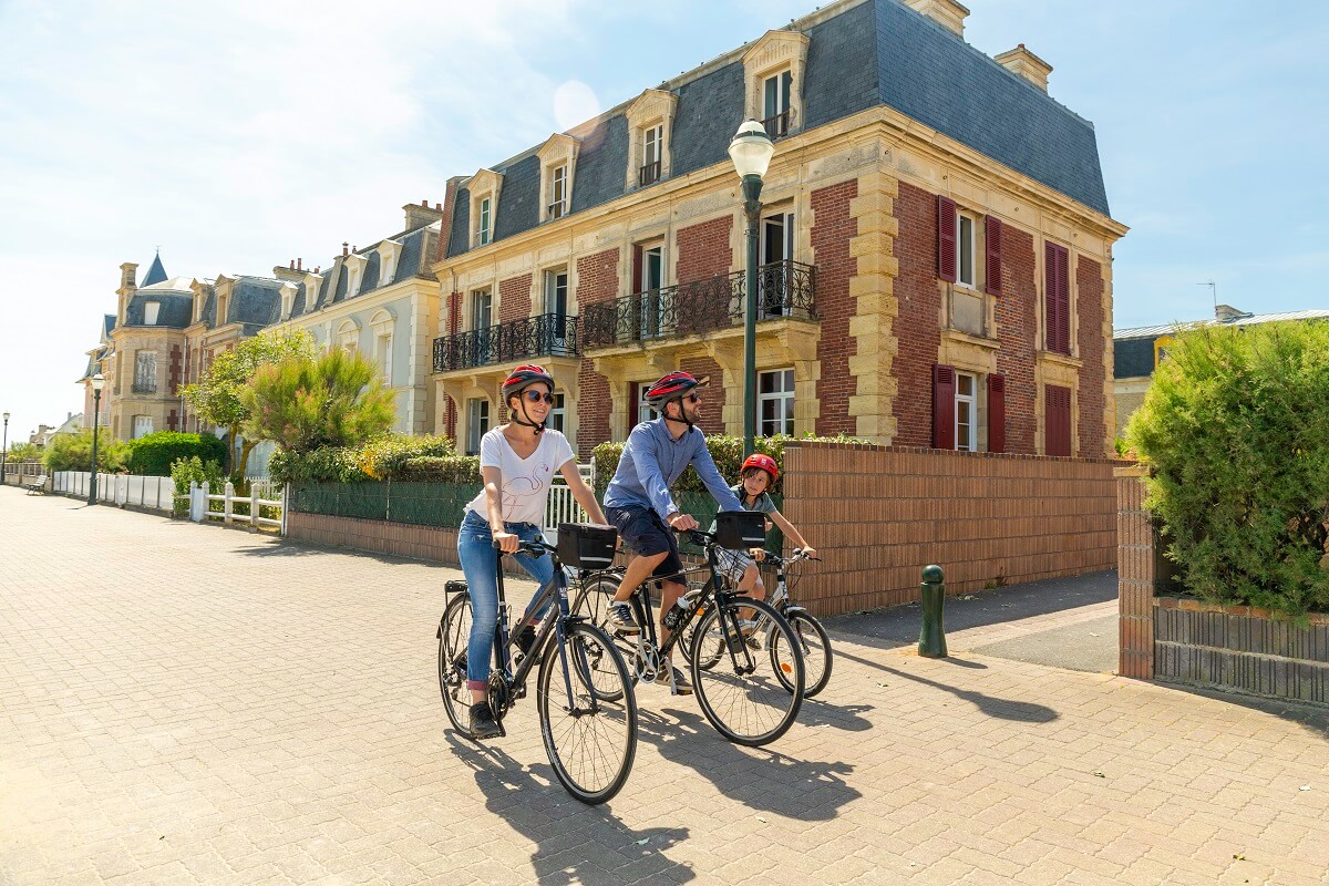 famille à vélo sur la digue ; balade à la mer Saint-Aubin-sur-Mer - crédit : Vincent Rustuel - Calvados Attractivité