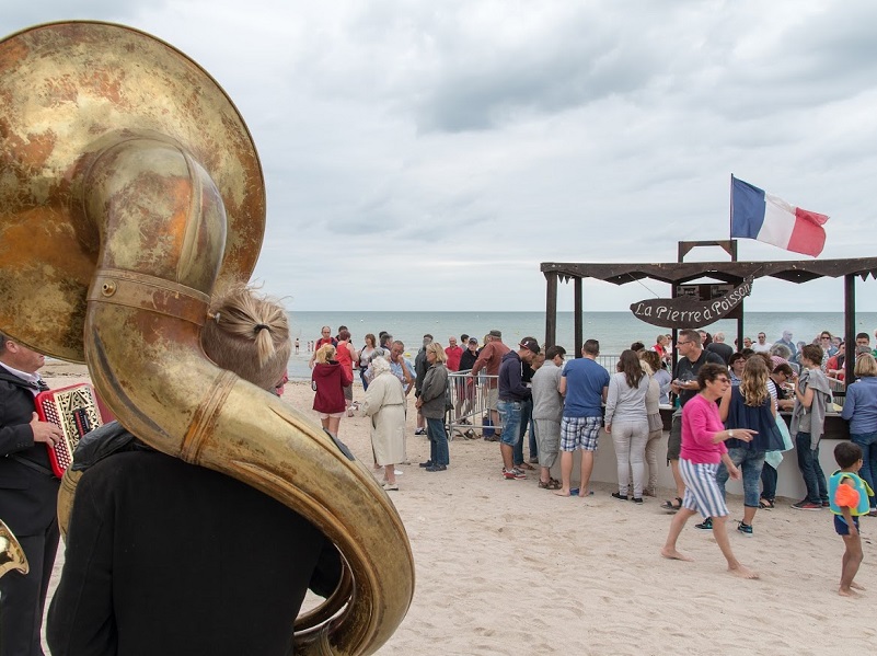 PIERRE-A-POISSONS-SAINT-AUBIN-SUR-MER-CONCERT-MUSIQUE-DEGUSTATION-MAQUEREAUX-POISSONS-GRILLES-CREDIT-DIDIER-BORDAS-2015