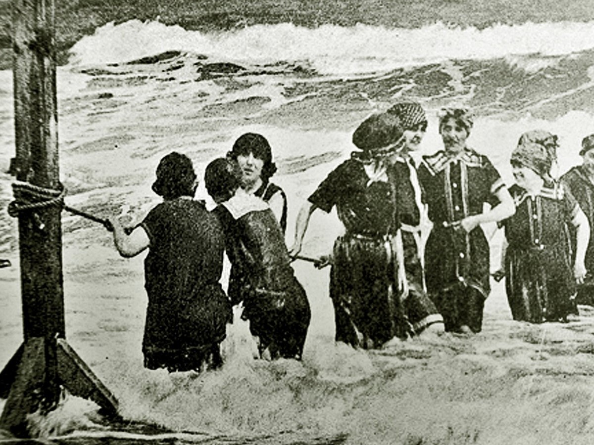 Bain de mer à la corde à Saint Aubin sur Mer année 1900