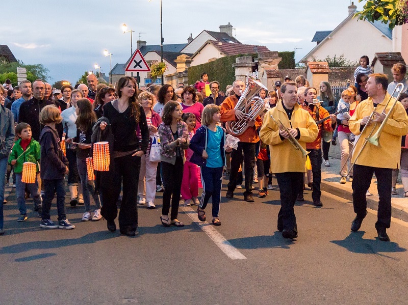 RETRAITE-AUX-LAMPIONS-DEFILE-CREDIT-DIDIER-BORDAS